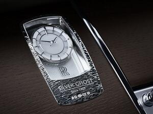 A solid sterling-silver Spirit of Ecstasy, the muse that has guided motor cars created by the marque since 1911, hints at the pioneering heritage of this motor car’s forebear. 