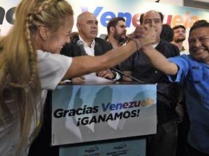 المعارضة الفنزويلية تتسلم البرلمان وسط خلاف شديد مع الحكومة
