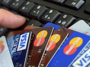 إيران تدخل بطاقات الائتمان للمرة الأولى