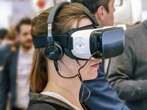 Augmented reality is gaining traction at companies seeking to improve customer service. (Pixabay)