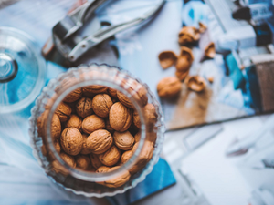 يعد الجوز مصدراً مهماً من مصادر فيتاميني «إي وسي»