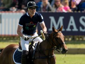 الأمير ويليام على فرسه ويتنافس في مباراة بولو .. 
