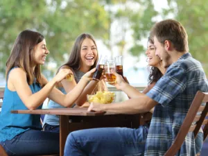 لا تلقي بالنكات أو المزاح غير المهذب، منعاً للإحراج