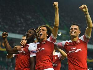 لاعبو آرسنال يحتفلون بهدف ويلبيك (يسار)