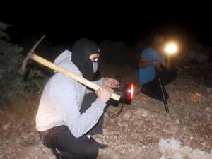 فلسطينيان يشاركان في حراسة قريتهم ليلا بالضفة الغربية
