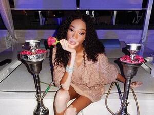 ويني هارلو تدخن الشيشة