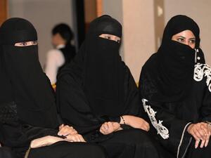 عكاظ تصف النساء باكياس فحم