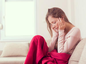 من أعراض الدورة الشهرية الشعور بصداع قوي، وأوجاع في الرأس.

