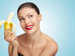 من فوائد الموز أنه مرطب للبشرة ويعالج حب الشباب