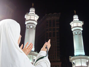 أخذ التطعيمات الضرورية، خصوصًا للمصابين بأمراض مزمنة وكبار السن