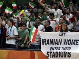 كانت داريا بصحبة بعض الأصدقاء يرتدون نفس القميص ويحتجون لنفس السبب