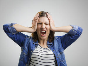 من أسباب تقدم الدورة الشهرية الضغوطات النفسية كالقلق والحزن 