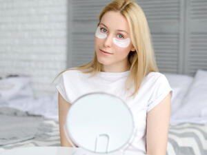 لتجنب السواد تحت العينين الإكثار من تناول الخضروات، والفواكه