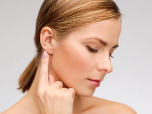 امتزاج خلايا الجلد في أذنيك مع الزيوت تسبب رائحة أقراط الأذن

