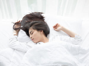 تجنّب النوم على الظهر خلال الدورة الشهري

