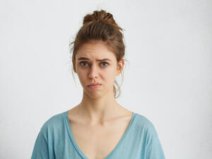 قضم الخدود في أغلب الأحيان يترك قروحا جلدية