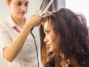 قص الشعر يساعد على إعادة نموّه بشكل صحيح
