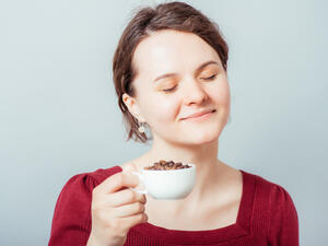  تناول كميات قليلة من المشروبات التي تحتوي على الكافيين