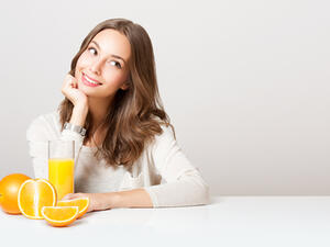 من فوائد عصير البرتقال يعالج البقع والحروق على الجلد 
