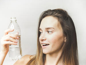 من فوائد شرب الماء بكثرة يقلل حالات التوتر المرافقة للدورة الشهرية
