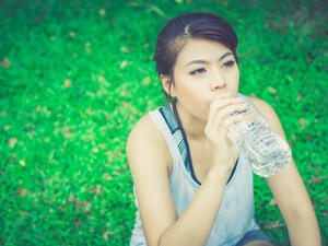 قومي بشرب من 10 إلى 15 كوب من الماء shutterstock.com