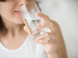 يجب شرب الماء للدورة الشهرية لتقليل احتمالية الإصابة بتكيس المبايض