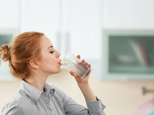 اجعل من تناول الماء قبل وبعد الطعام روتيناً دائماً