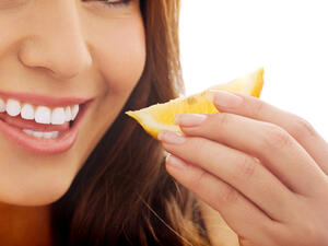 يمكنك الحصول على الفيتامين من الحمضيات مثل البرتقال والليمون
