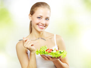 الإعتماد على السلطات والوجبات الخفيفة بدلاً من الأطعمة الثقيلة

