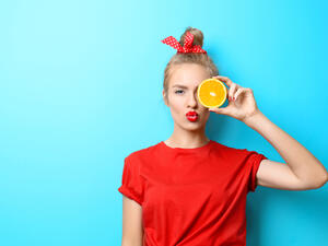 يحتوى البرتقال على فيتامين سى الذي يساعد على تقوية الصدر وشده 