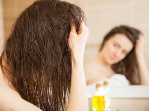 يجب الحرص على أن تكون فروة الرأس نظيفة من الزيوت والأوساخ