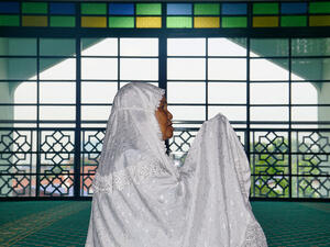 المرأة الحائض تبقى على إحرامها، ولا بأس أن تغيِّر ملابسها