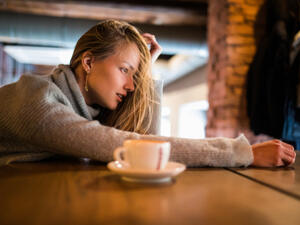 هل تشعرين بالحر الشديد رغم برودة الطقس