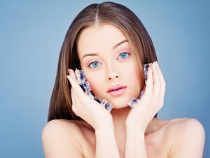 مرّري مكعب ثلج على وجهكِ قبل وضع كريم الأساس

