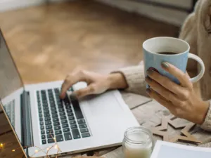 نتجه في فصل الشتاء والأجواء الباردة إلى شرب المشروبات الساخنة أكثر من الماء

