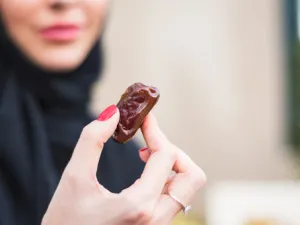 احرصي على آداب تناول الطعام وأصول اللياقة المتعلقة بالمائدة