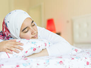 محاولة الاسترخاء قبل الذهاب للنوم، حيث من الممكن الاستحمام بالماء الدافئ