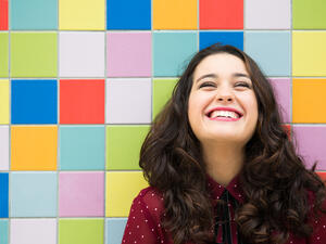 يعتبر الضحك من أكثر الأسباب المؤدية للنوم بشكل صحي

