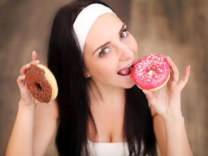 تناول السكريات تزيد من الآلام المصاحبة للدورة الشهرية

