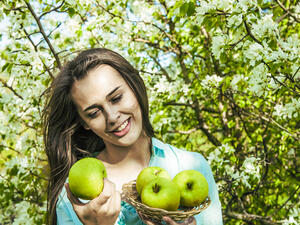 يعتبر التفاح غذاء أساسي رائع لحماية البشرة من أشعة الشمس
