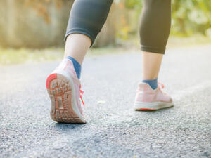 ينصح بممارسة الرياضة خاصة المشي أثناء الدورة الشهرية