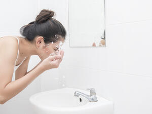 يقلل الماء البارد من حدوث التورمات والانتفاخ في الجفون والوجه