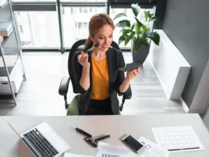 وزعي الأساس بتساوٍ على وجهك ورقبتك