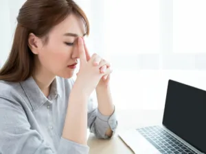 التوقف عن التفكير في أعباء العمل أولى خطوات الاسترخاء

