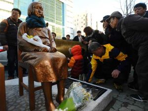 اليابان تستدعي سفيرها لدى سيول احتجاجا على تمثال يرمز لـ"نساء المتعة"