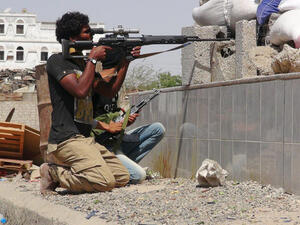 مسلح يمني يصوب سلاحه نحو الهدف