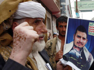 مناصر يحمل صورة زعيم جماعة أنصار الله الحوثية عبد الملك الحوثي