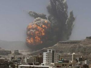 انفجارات عنيفة تهز صنعاء جراء غارات جوية للتحالف على مواقع للحوثيين
