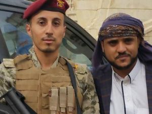  نجل الرئيس المخلوع مرتدياً البزة العسكرية ومتقلداً سلاحه الرشاس 