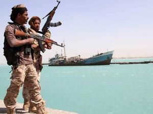 أحد جنود قوات الشرعية على ساحل البحر الأحمر باليمن - ارشيف